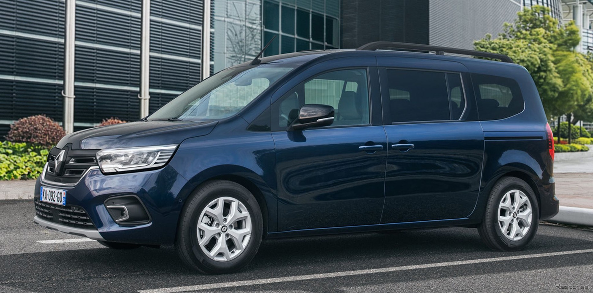 Renault представила Grand Kangoo с семью трансформируемыми сиденьями и двойной дверью: продажи стартуют в 2026 году