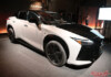 Lexus RZ 2025: первый электрокар бренда получил виртуальную «механику» и руль-джойстик