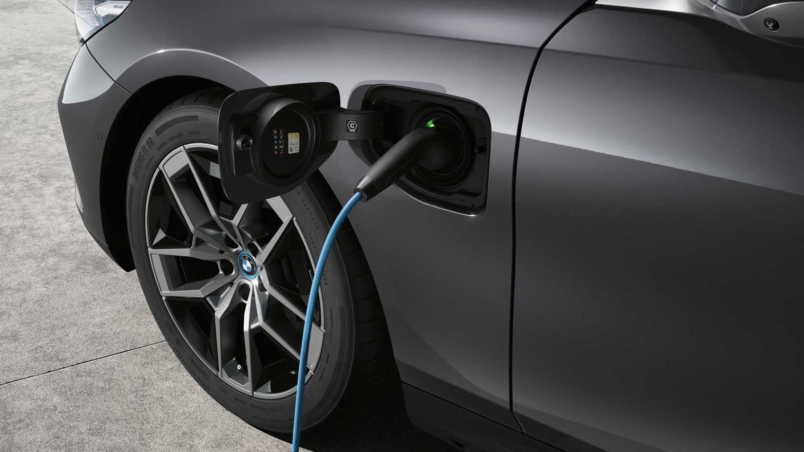 BMW запатентовала «сонного помощника»: электромобиль сам разбудит вас после зарядки