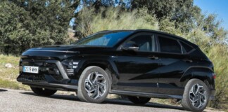 Гибридный Hyundai Kona бросает вызов Toyota: экономичный кроссовер с богатым оснащением подешевел на 590 тысяч рублей