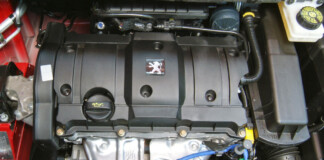 Водителям рассекретили причину появления белого налета на масляном щупе осенью