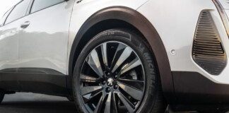 Водителям раскрыли, почему не стоит покрывать кузов бэушки пленкой: все причины