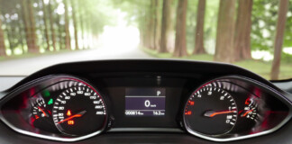 Моторист рассказал, сколько проедет водитель, если на приборке загорелся индикатор давления масла