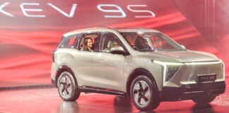 Первый в Индии: электрический 7-местный внедорожник Mahindra XEV 9S удивил технологиями
