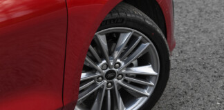 Бывалые водители стали выкручивать колеса на припаркованных машинах: зачем они это делают?