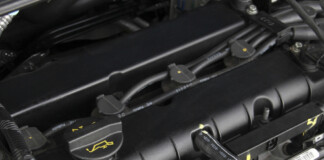 В автосервисе объяснили, сколько на самом деле нужно заливать масла в двигатель машины