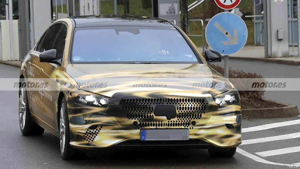 «Шпионские» фото раскрыли новый Mercedes-Benz S-Class: три экрана, L3-автопилот и премьера в 2026 году