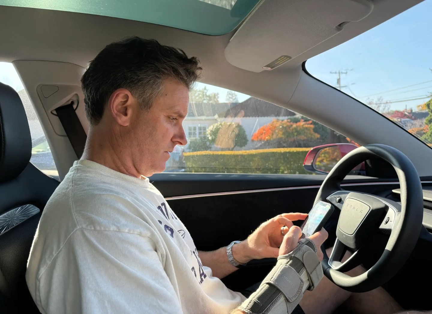 Tesla разрешила отправлять сообщения на автопилоте: журналист протестировал новую функцию FSD на практике