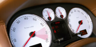 Механик разъяснил, как найти скрытые неисправности в авто, используя кнопку сброса пробега