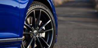 Шина целая, но постоянно спускает: как выяснить, почему это происходит?