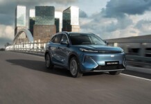 Geely EX5 EM-i: первый подключаемый гибрид бренда вышел в России с запасом хода 943 км и ценой от 3,57 млн рублей