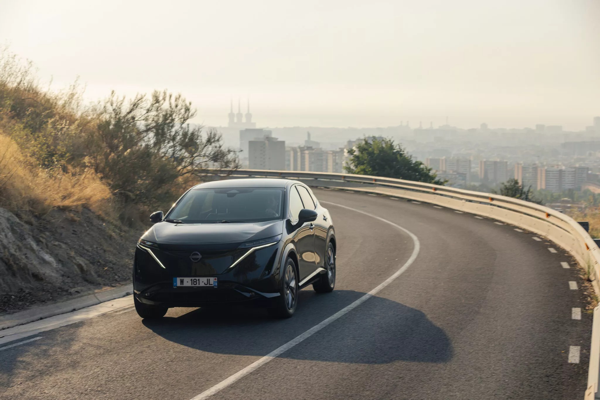 Nissan показал «солнечную» версию электрокроссовера Ariya: панели на кузове добавляют до 23 км хода в день