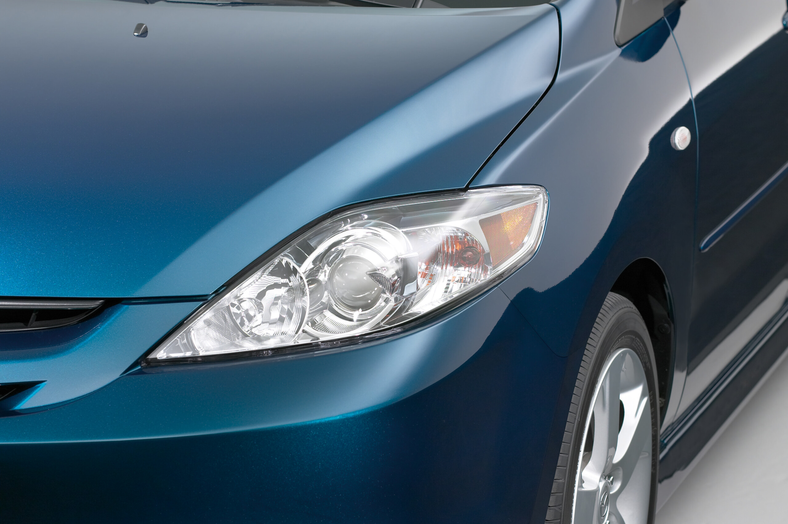 Слесарь раскрыл, как навсегда забыть о сколах на кузове, лобовом стекле и фарах автомобиля