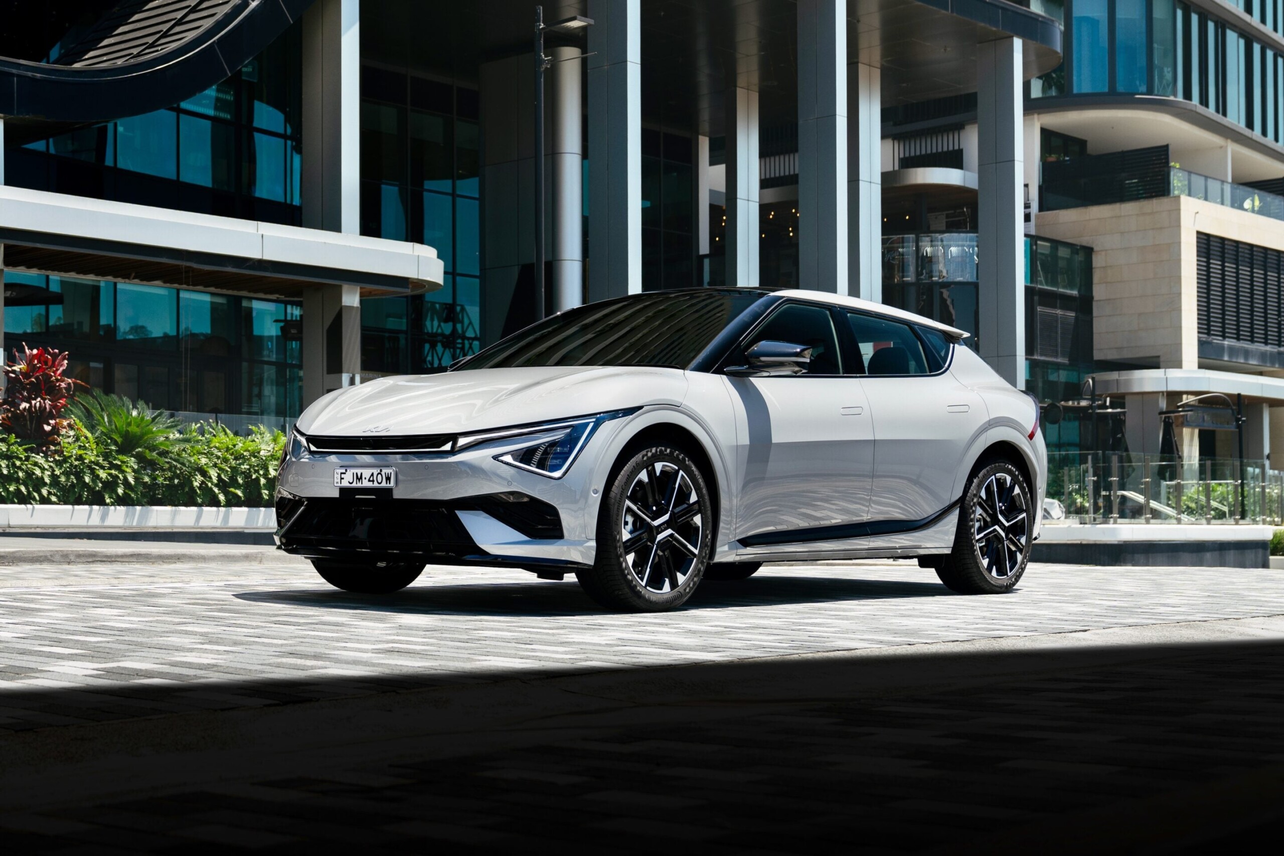 Kia раскрыла цены на обновленный электрокроссовер EV6 в Австралии: запас хода до 582 км и старт продаж раньше срока