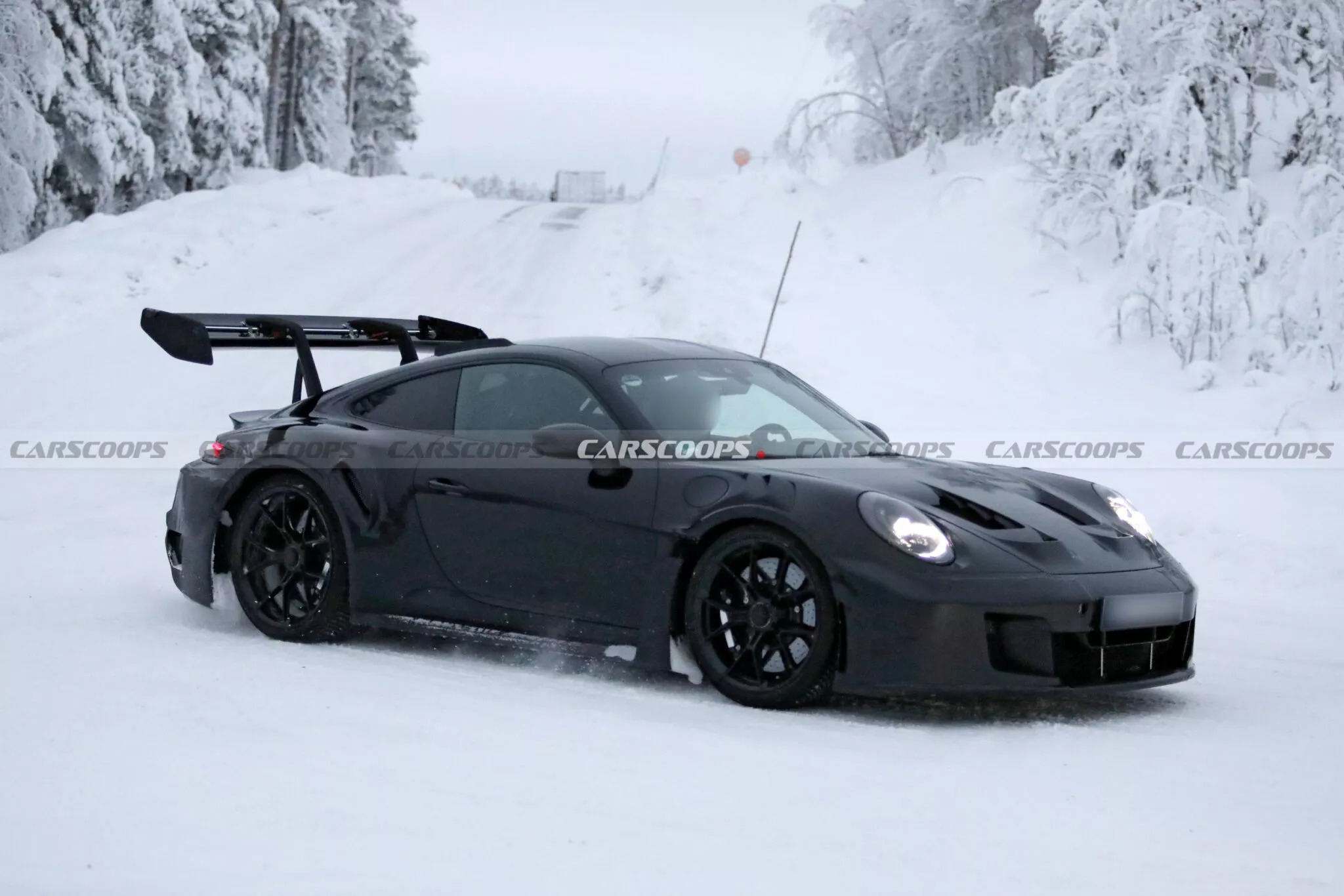 Обновленный Porsche 911 GT3 RS 2027 снова заметили на зимних тестах: меньше камуфляжа и новое антикрыло
