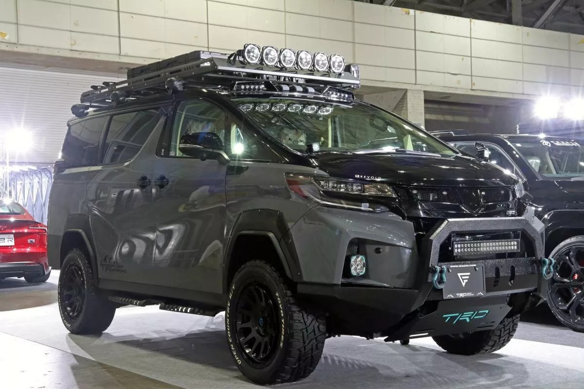 Toyota Alphard превратили в «внедорожный» минивэн: агрессивный обвес и увеличенный клиренс показали в Токио