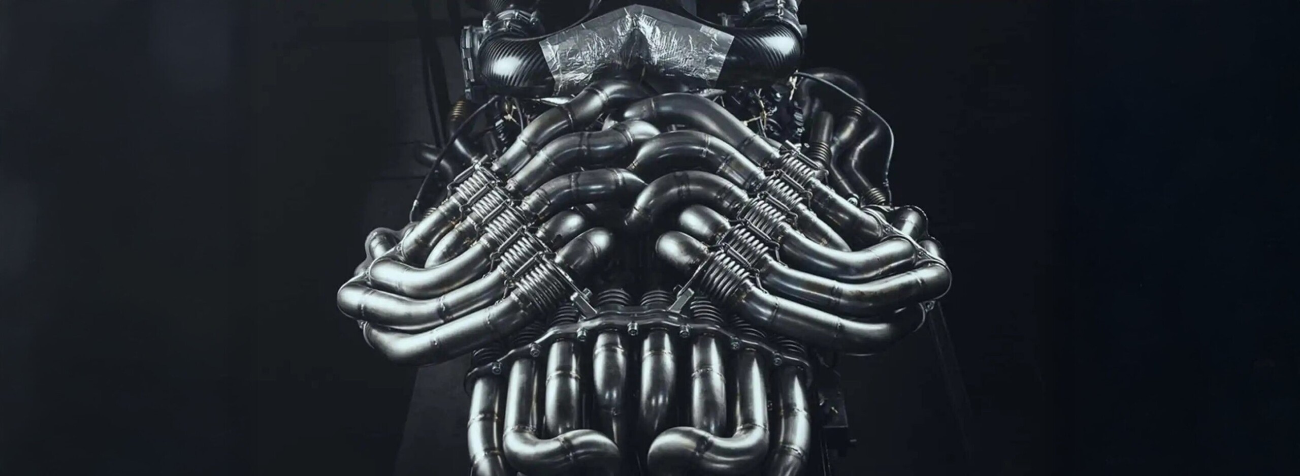 De Tomaso показала 900-сильный атмосферный V12 для трекового гиперкара P900. Мотор впервые сняли на фото