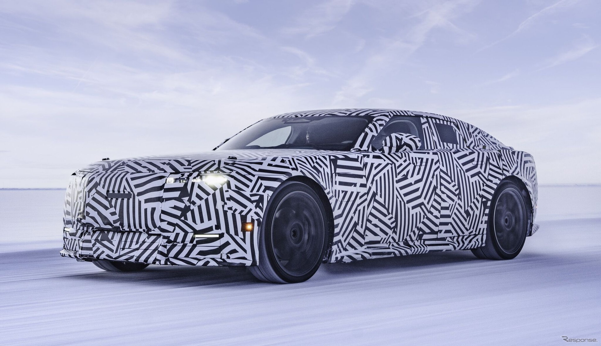 Jaguar готовит первый в мире электрический четырехдверный GT мощностью свыше 1000 л.с. Новинку сняли на фото