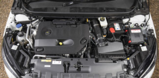 Как сохранить электронику в авто при снятии клемм аккумулятора: электрик дал ответ