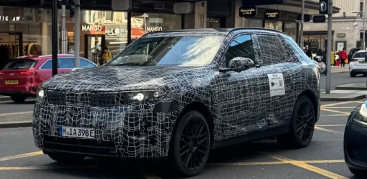 События недели, ч.2: новый BMW X5 появится к 2027 году, три кроссовера от Tenet для РФ и скрытые «фишки» кнопки сброса пробега