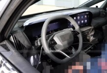 Новый Audi A2 e-tron рассекретили на фото: показан «семейный» салон с двойным дисплеем и CarPlay