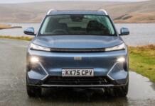 Autocar: гибридный Geely EX5 EM-i экономичен только при домашней зарядке — ассистенты мешают, а ДВС шумит