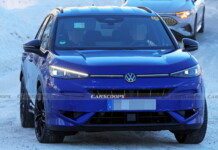 Volkswagen готовит новое поколение «заряженного» кроссовера T-Roc R. Прототип сняли на фото почти без камуфляжа