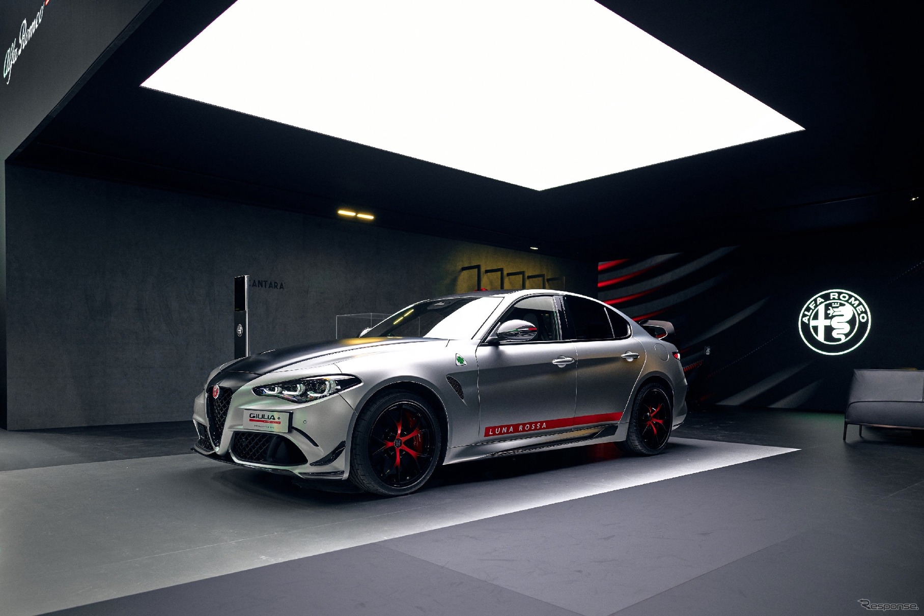 Alcantara оформила стенд Alfa Romeo на автосалоне в Брюсселе-2026: показали симулятор Giulia и модели Tonale и Junior