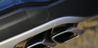 Перекупщик подносит лист бумаги к выхлопной трубе машины: для чего он это делает?