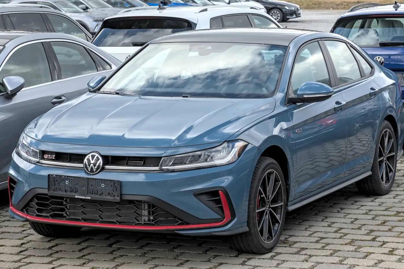 VW Jetta вырвалась в лидеры ввоза через Беларусь после 1 декабря: мощные авто потеряли долю, импорт рухнул на 58%