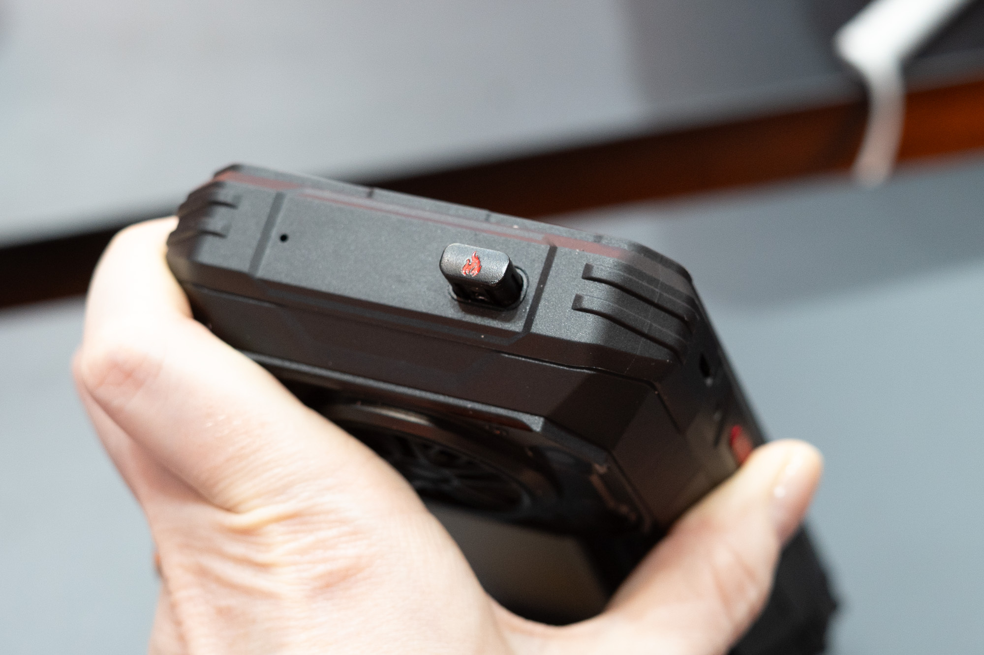 Смартфон с огнемётом внутри показали на MWC