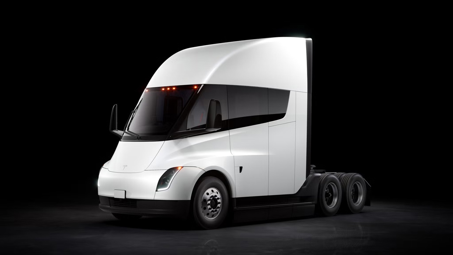 Tesla Semi пойдет в серию летом: 800 км хода и цена ниже конкурентов