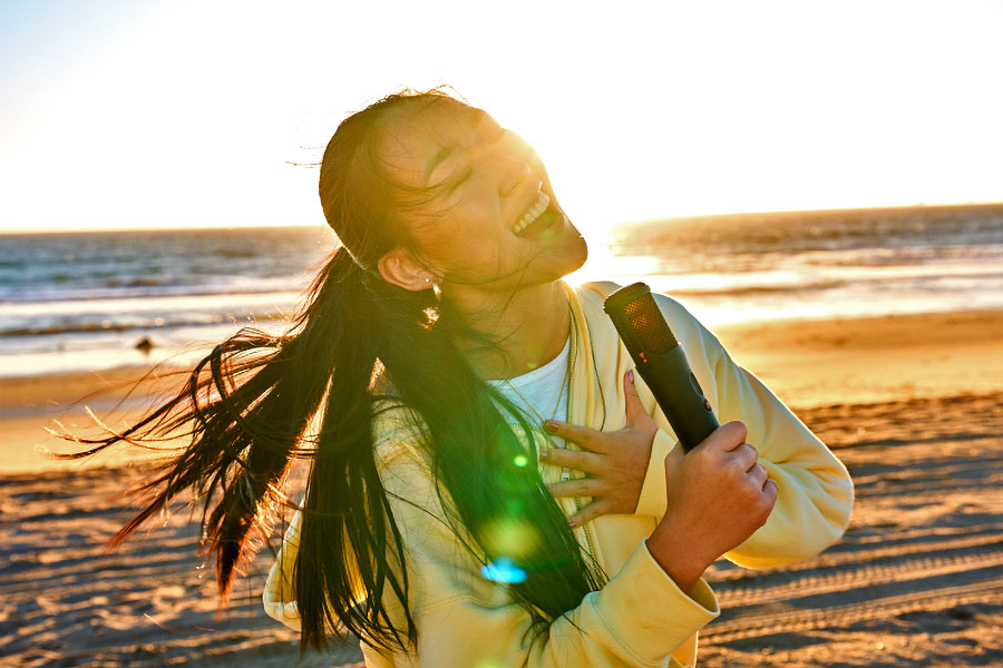 JBL выпустила колонку с микрофоном для караоке за $420