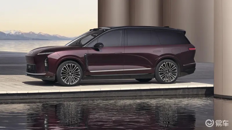 NIO ES8 сменил цвет: новый M42 Nebula Red уже в шоурумах