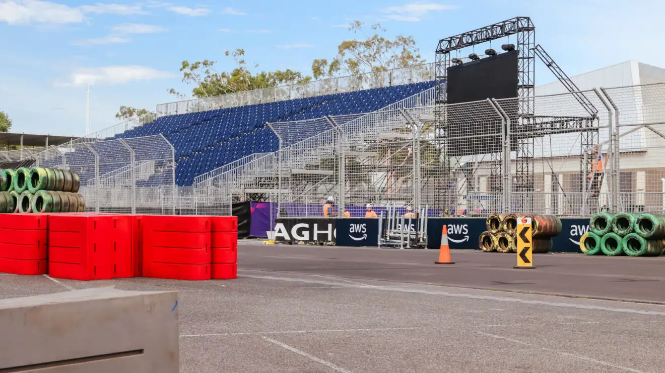 Глава Гран-при Австралии Олд заявил, что гонка в Мельбурне пройдет по расписанию, несмотря на сбои