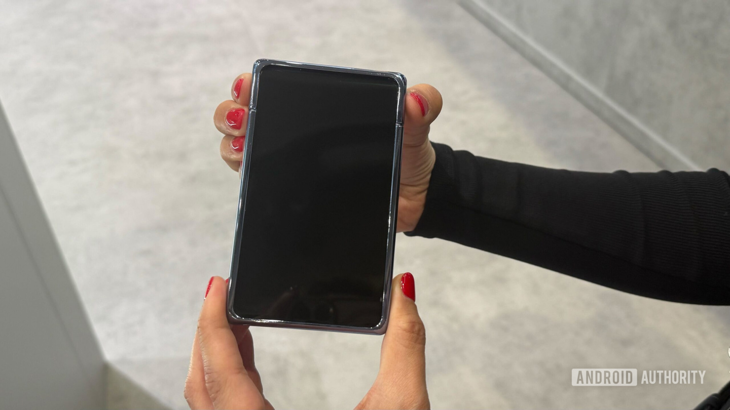 Samsung впервые показал смартфон с выдвижным экраном: 5,1 → 6,7 дюйма