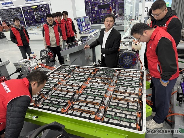 В Пекине открыли школу мастеров по ремонту электромобилей