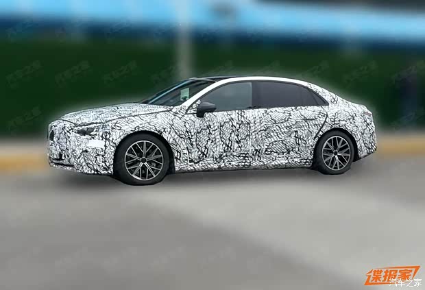 Слитые фото нового электро-C-Class: 489 л.с. и 39-дюймовый экран