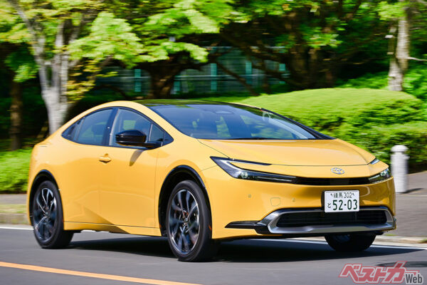 Эксперты назвали лучшую комплектацию Toyota Prius за 10 000 рублей в месяц