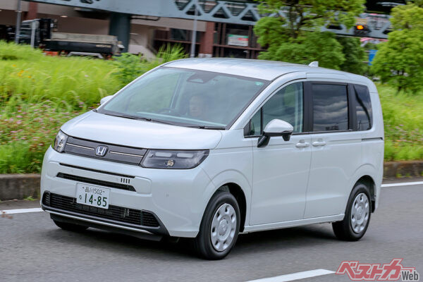 Бензиновый Honda Freed AIR EX: на 155 000 рублей дешевле гибрида