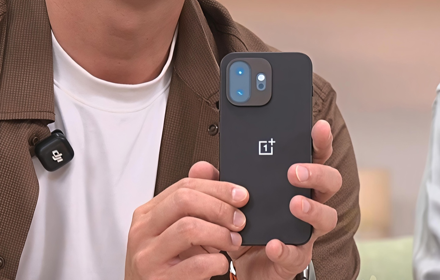 OnePlus 15T дебютировал с батареей 7500 мАч и зарядкой 100 Вт