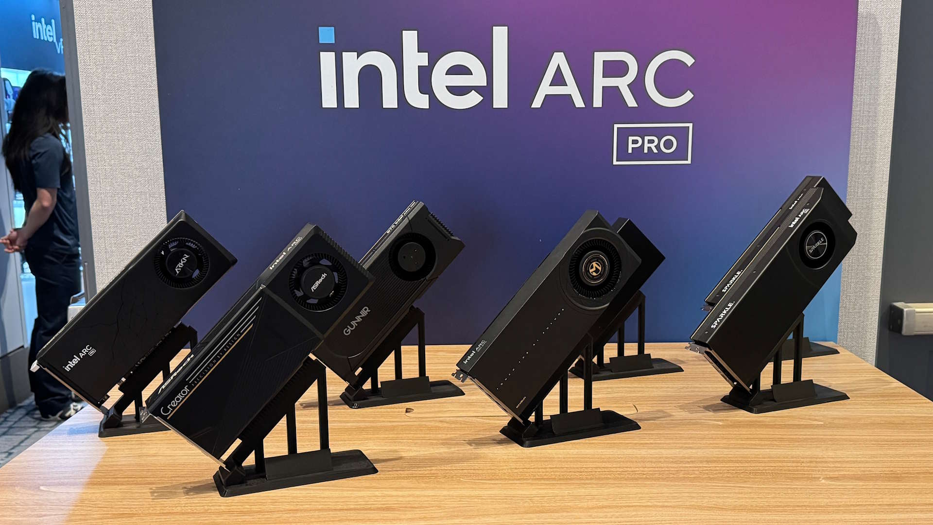 Intel выпустила Arc Pro B70 за $949 — вдвое дешевле Nvidia