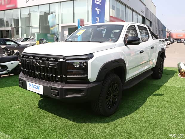 SAIC Maxus выпустила три пикапа сразу — цены от 936 000 рублей