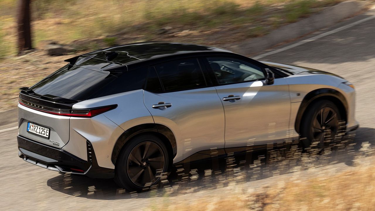 Lexus RZ дешевле BMW iX3 на 1,9 млн рублей: немцы в панике