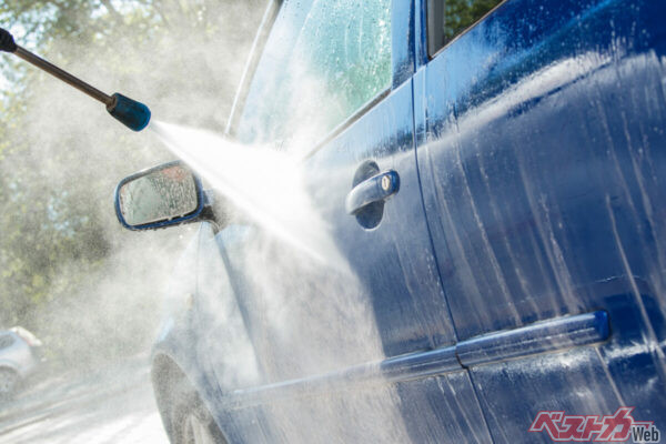 Пыльца весной въедается в кузов: эксперт объяснил, как с ней бороться
