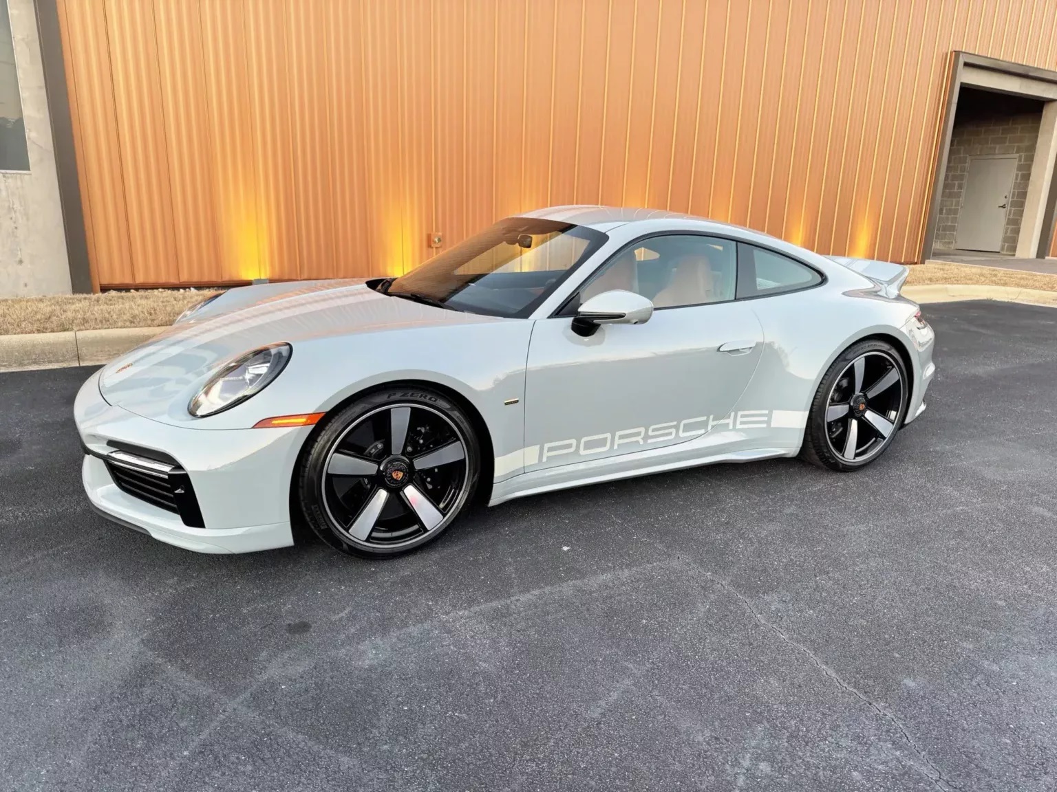 Porsche и Audi меняют оплату зарядки в Японии: теперь платишь за кВт*ч