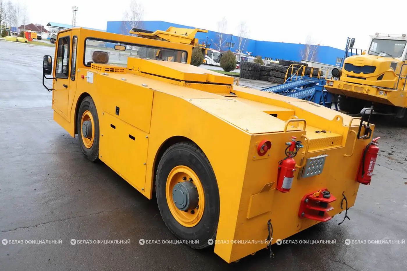 «Крабовый» ход и 4 режима руля: БЕЛАЗ выкатил новый тягач для Boeing
