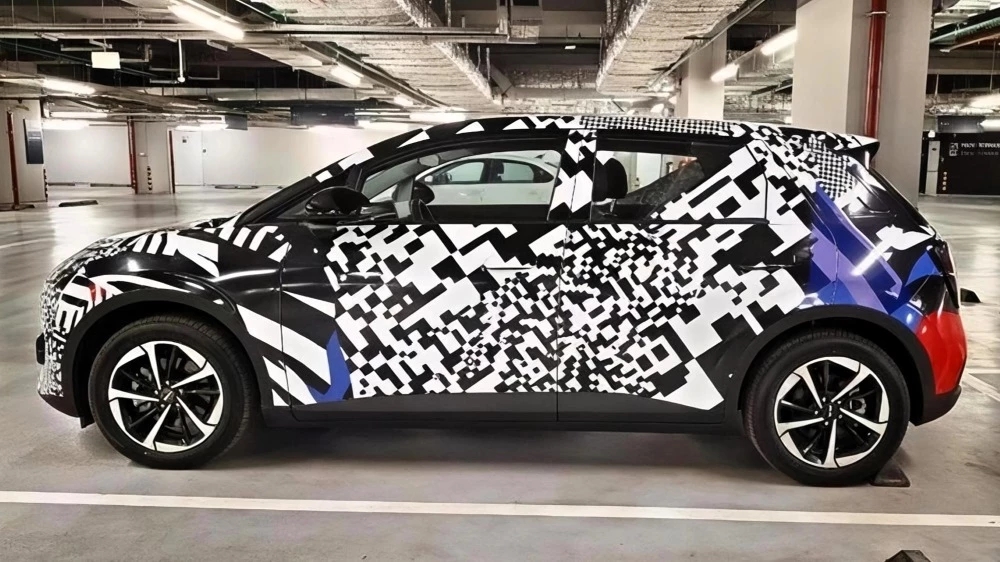 «Яндекс» тестирует хэтчбэк UMO 3: авто засняли в камуфляже