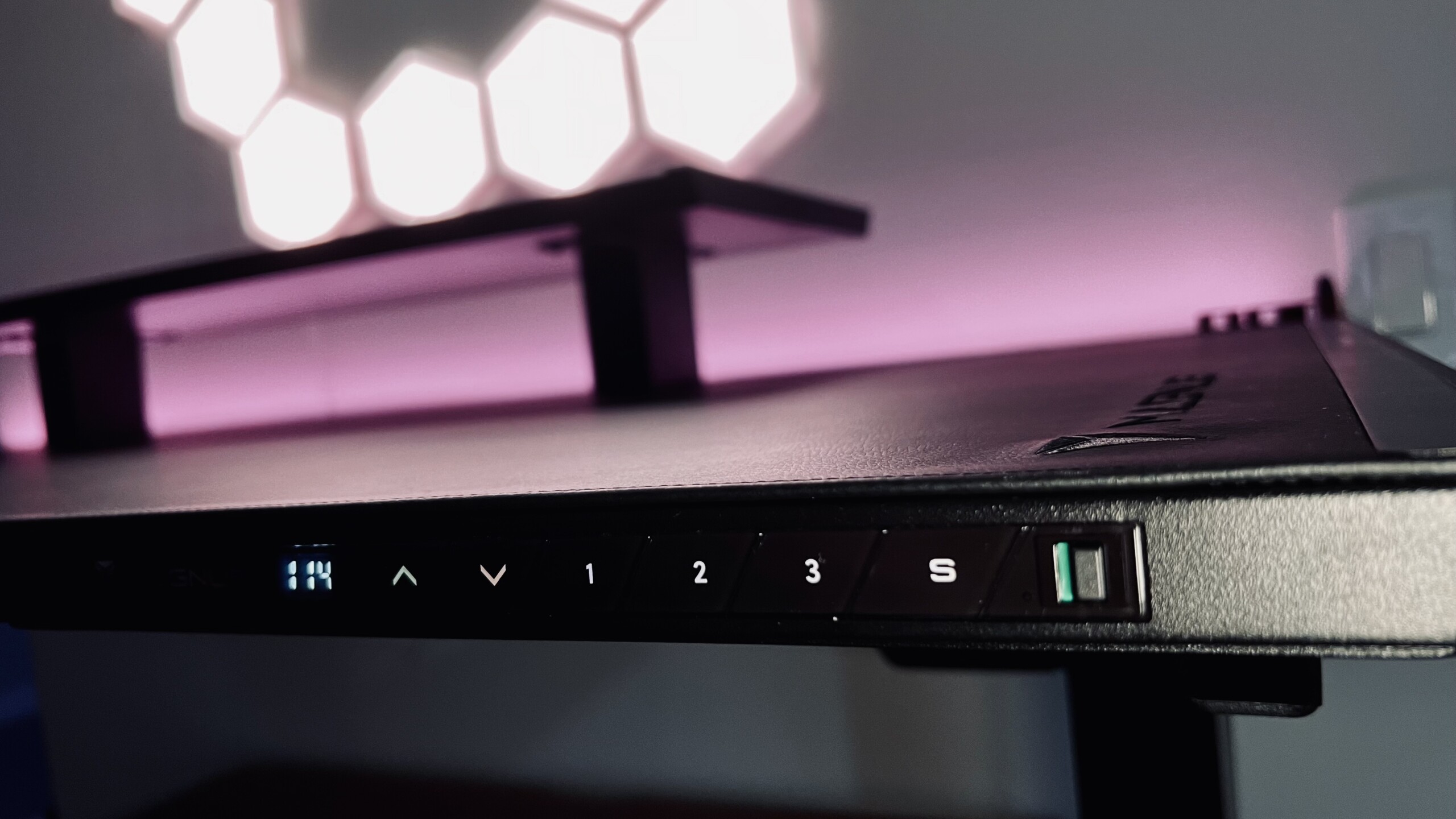 Secretlab Magnus Pro подешевел до $899: стол без проводов