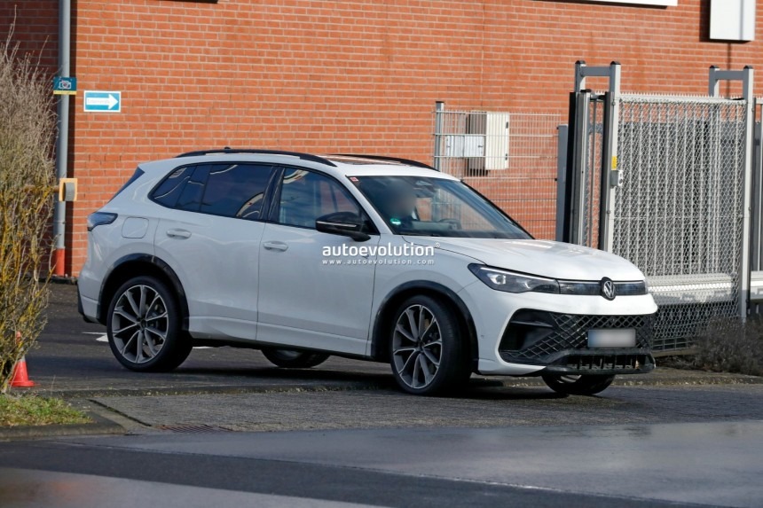 Новый Volkswagen Tiguan R впервые засняли без камуфляжа